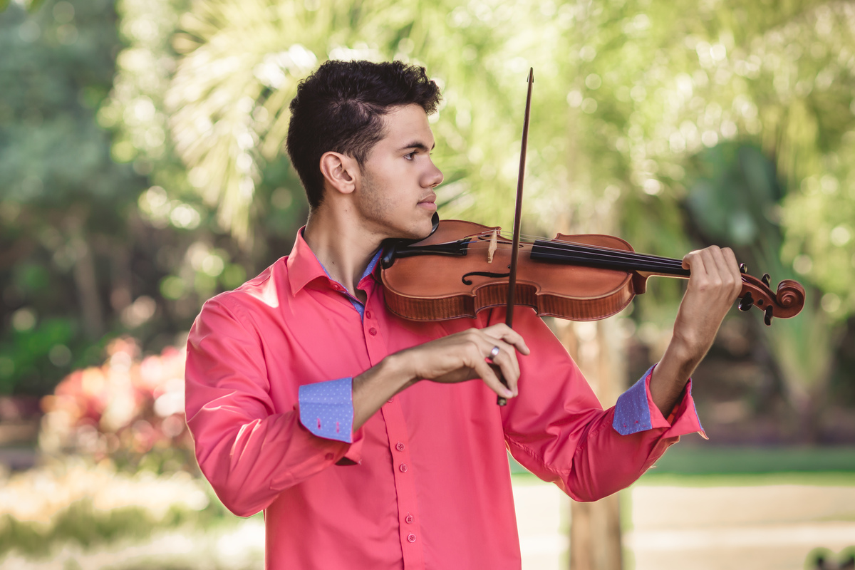 tocando violino