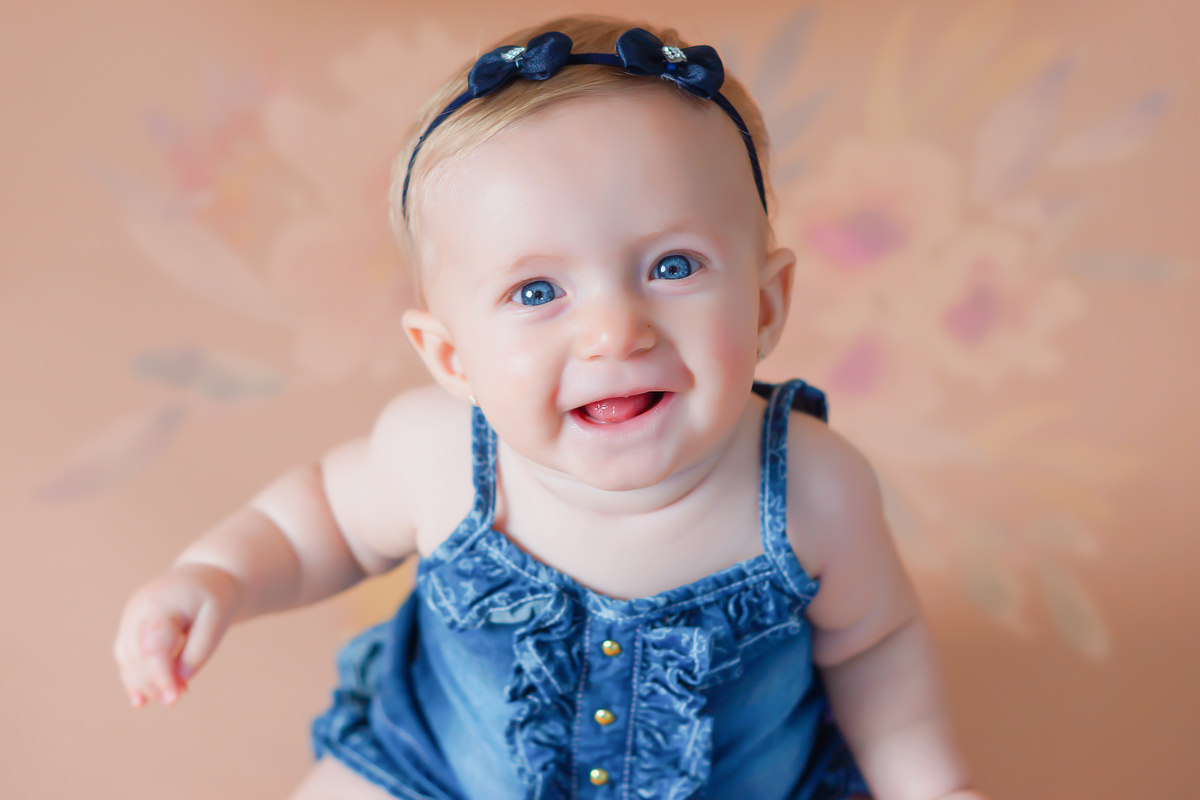 bebê de olhos azuis