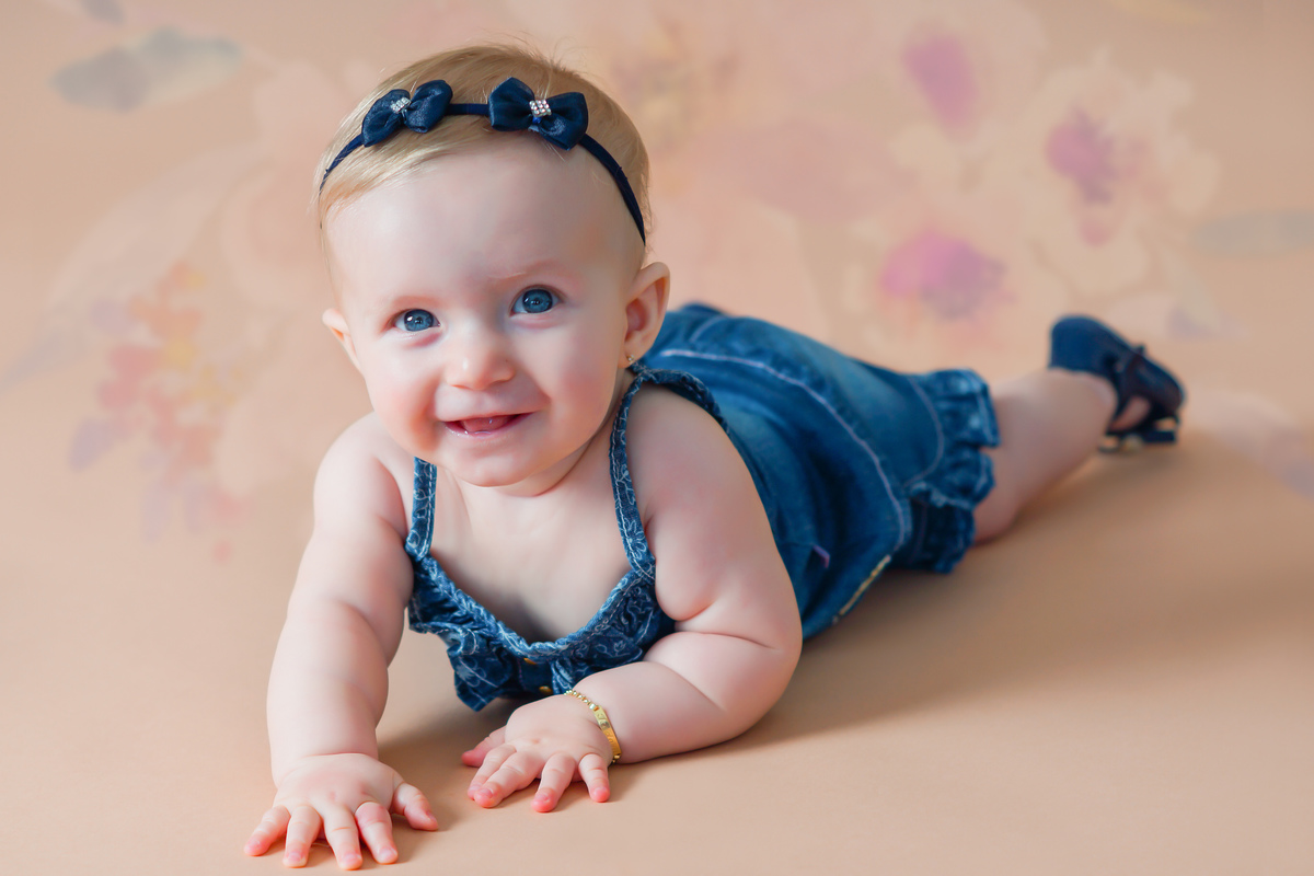 bebê deitada olhos azuis