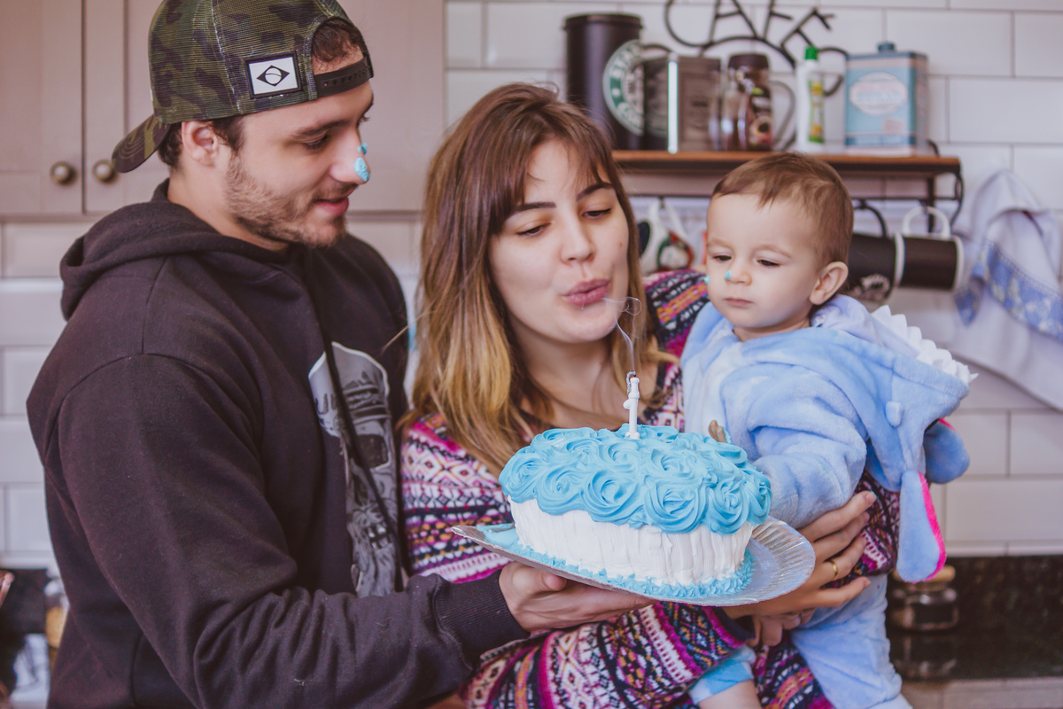 bebê apagando velinha
