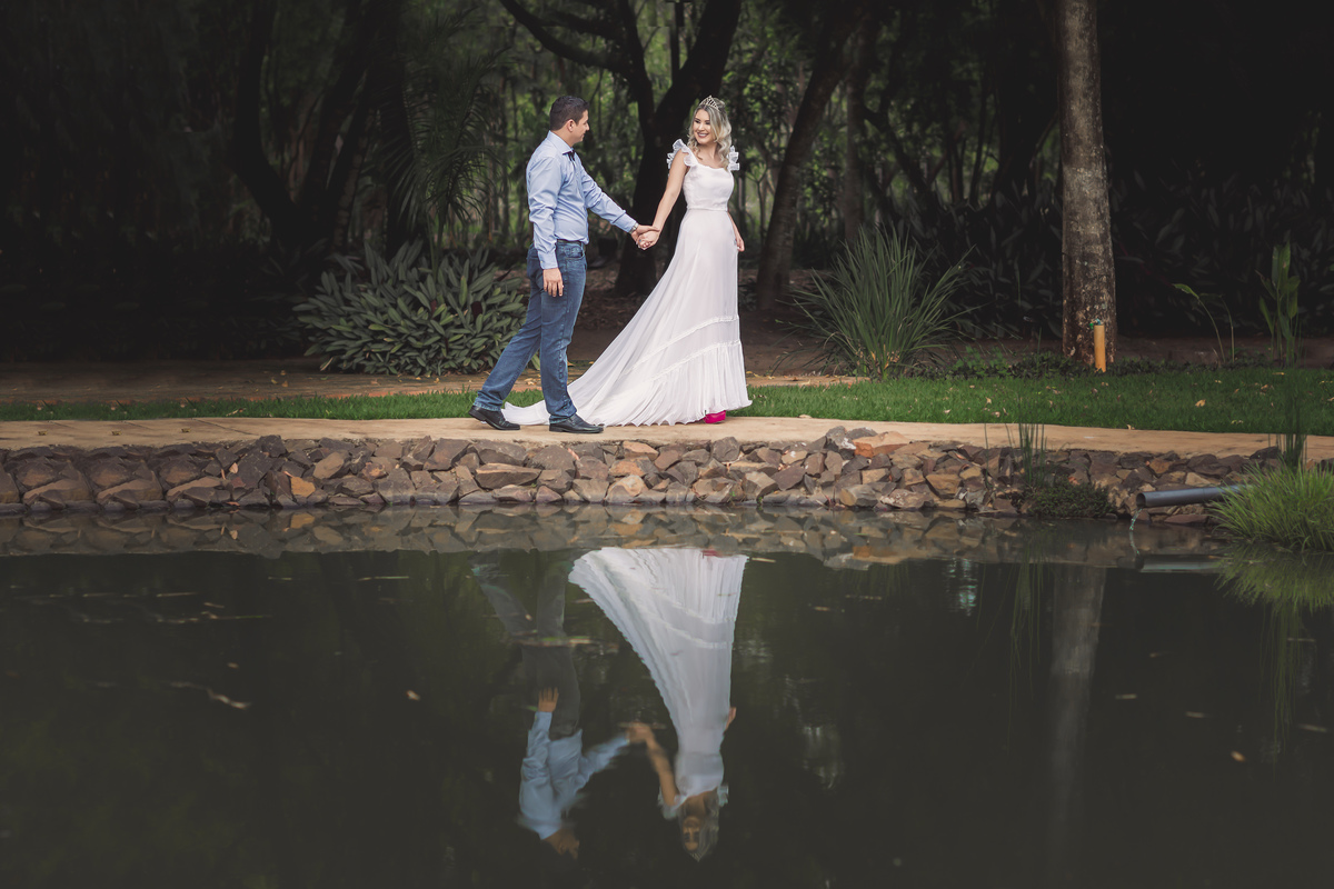fotografia de casal reflexo na água