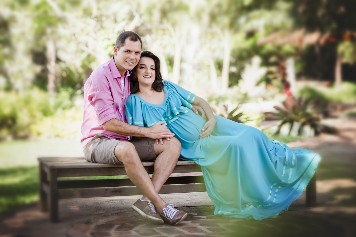 gestante casal sentados