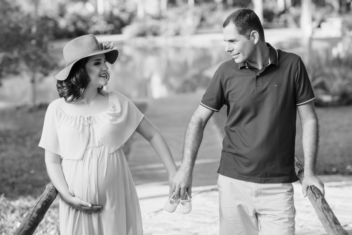 casal de mãos dadas grávida