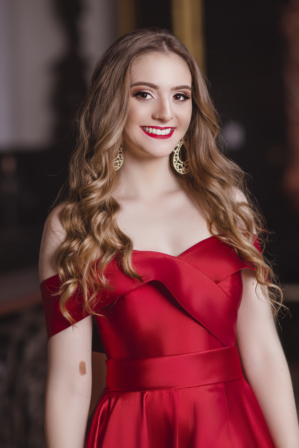 formanda de vestido vermelho