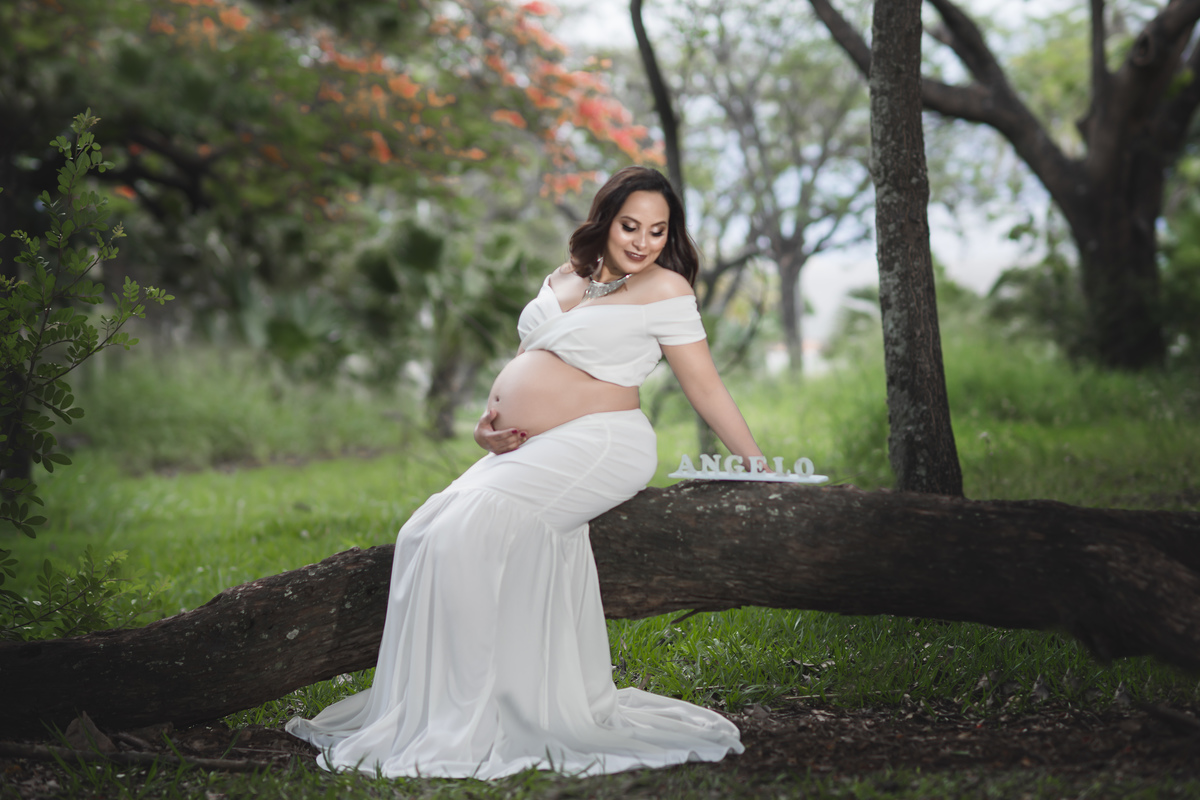 gestante senatada vestido branco