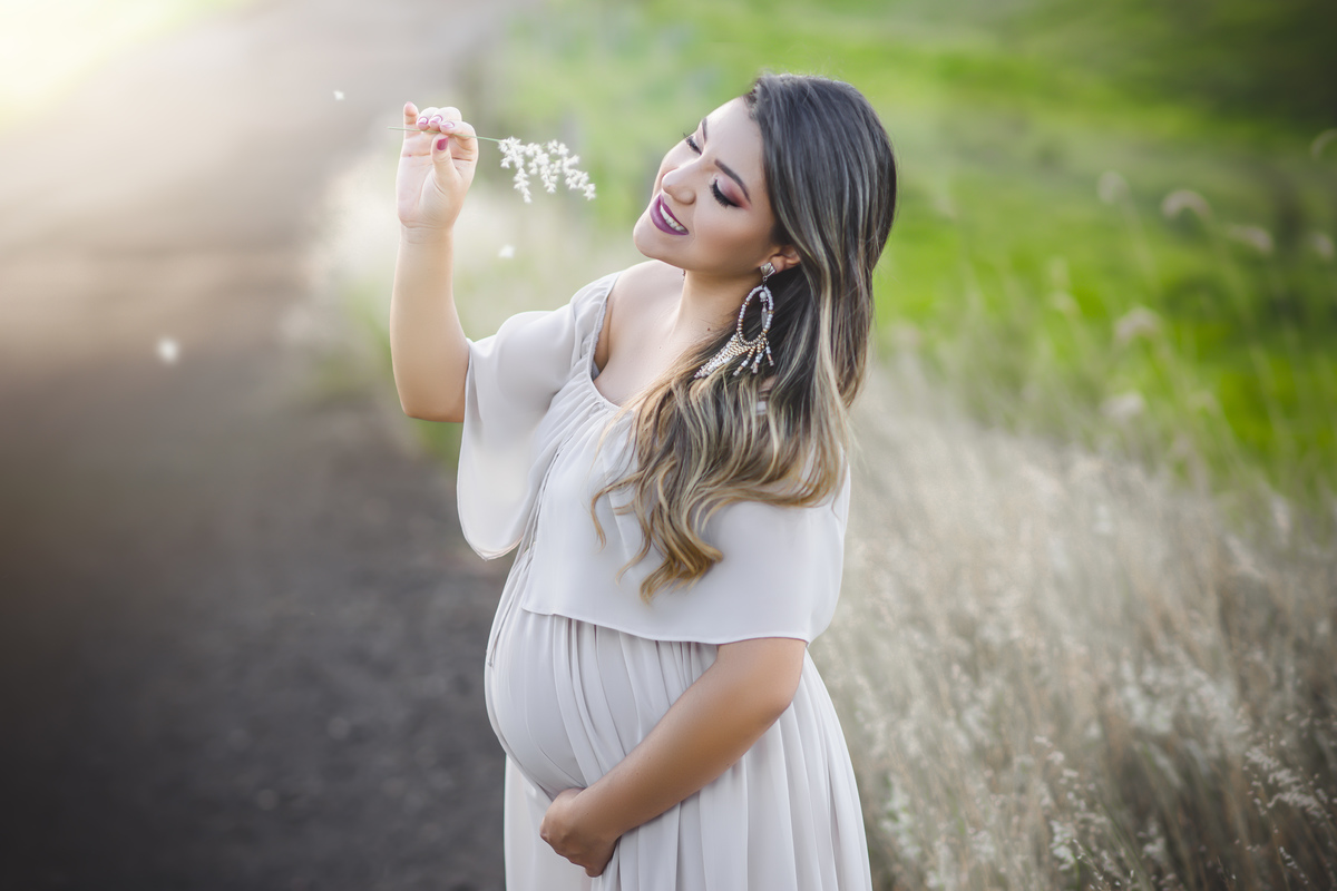 gestante soprando dente de leão
