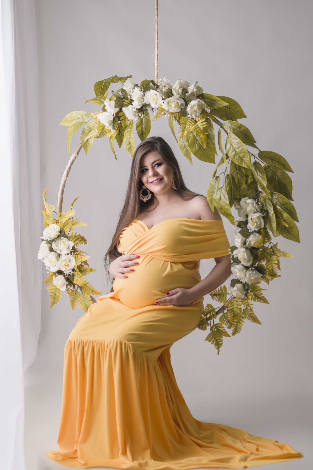 grávida no balando de flores