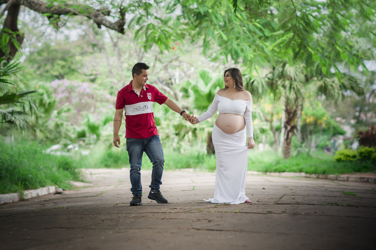 gestante andando com o marido