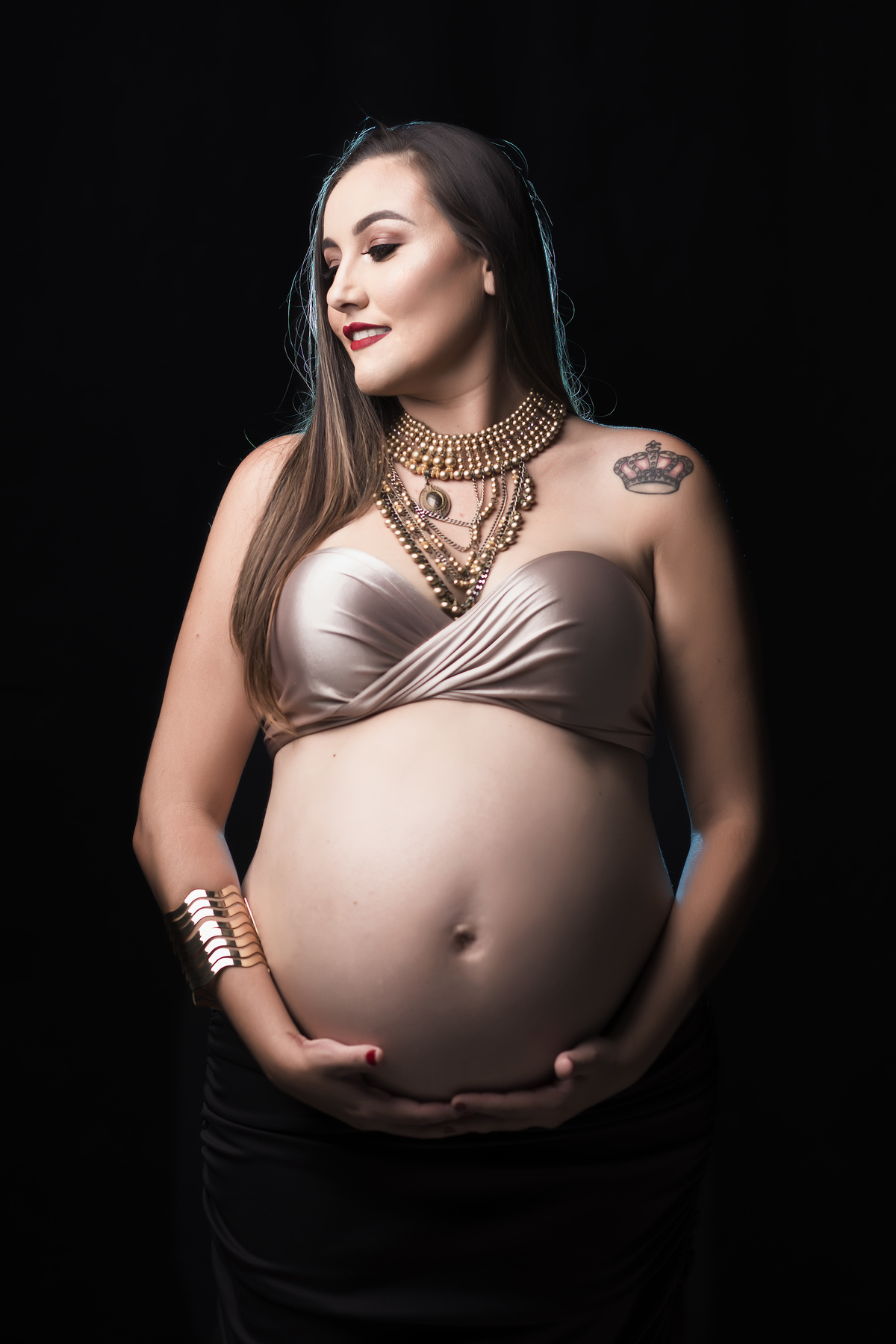 gestante fundo preto
