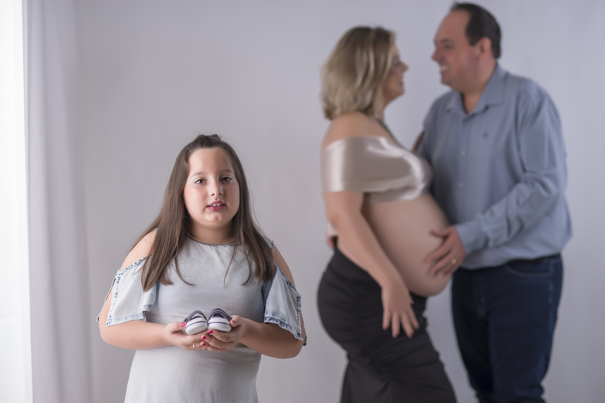 FILHA SEGURANDO SAPATINHO DO BEBÊ