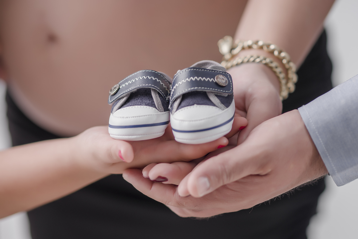 SEGURANDO SAPATINHO DO BEBÊ