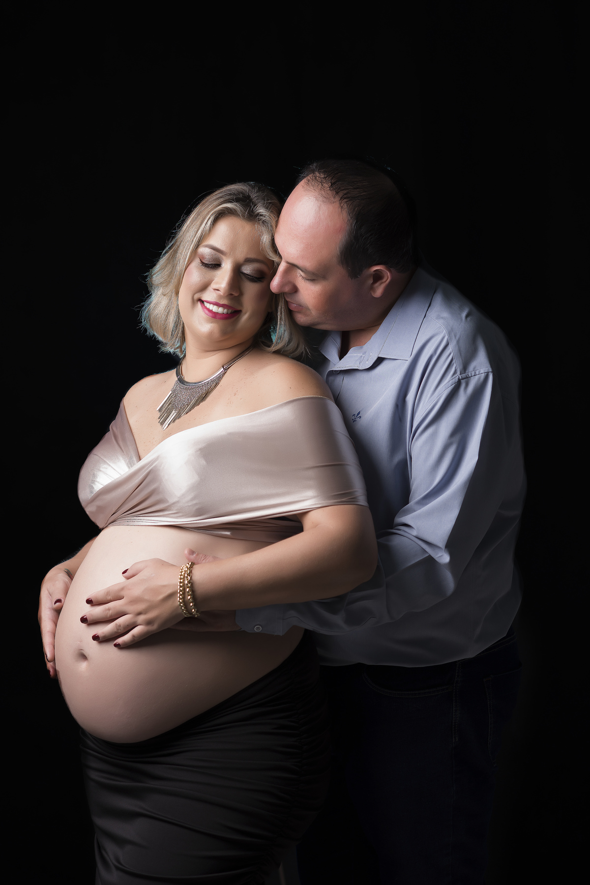 MARIDO BEIJANDO GRÁVIDA