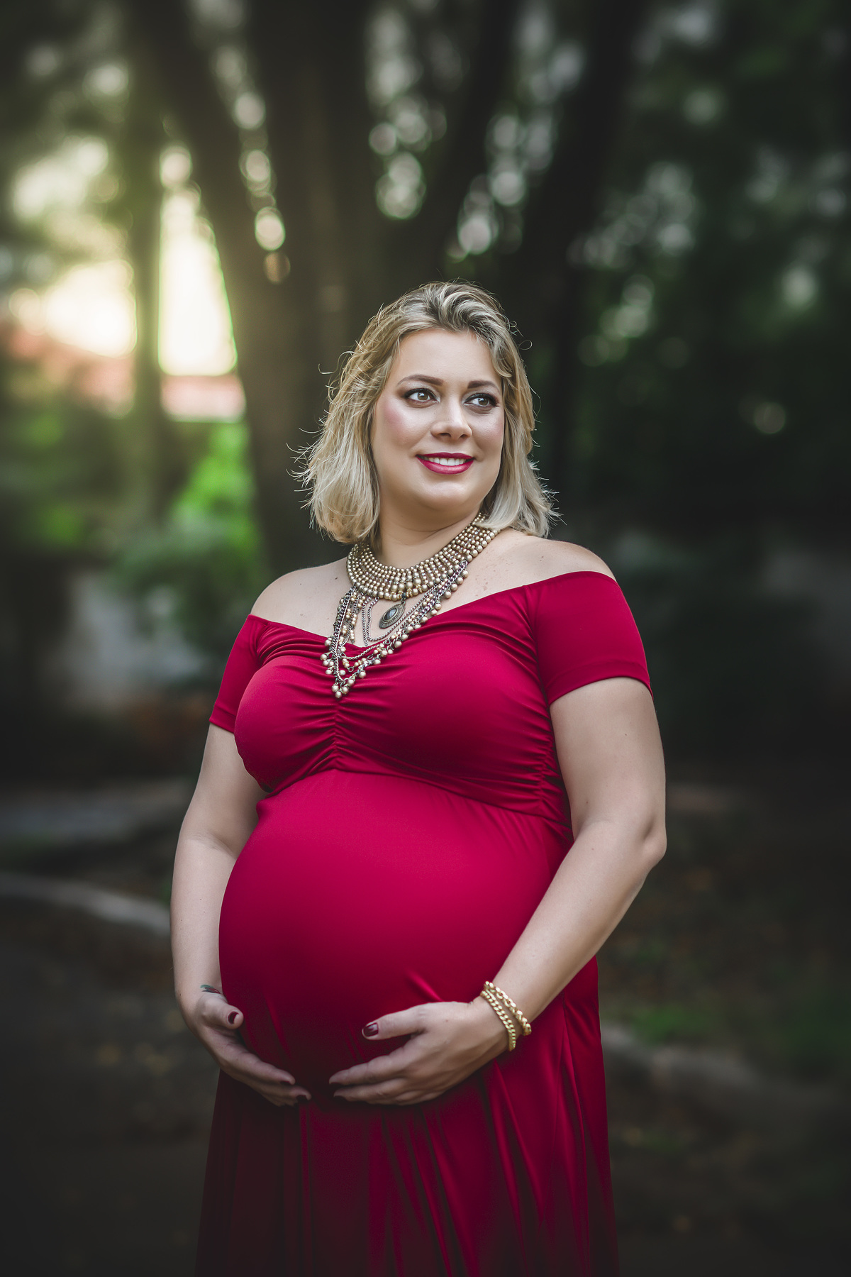 GESTANTE DE VERMELHO