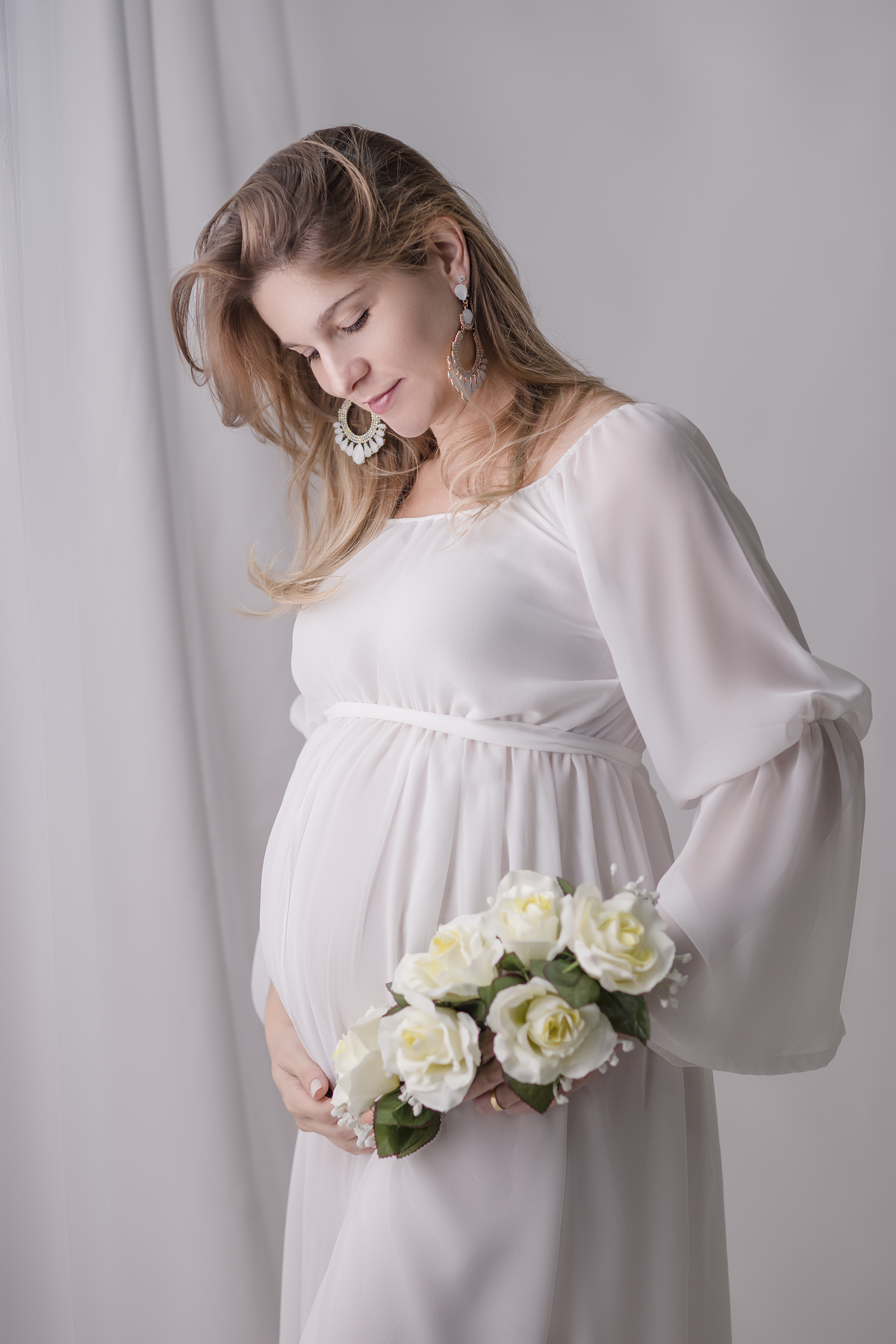 gestante segurando flores