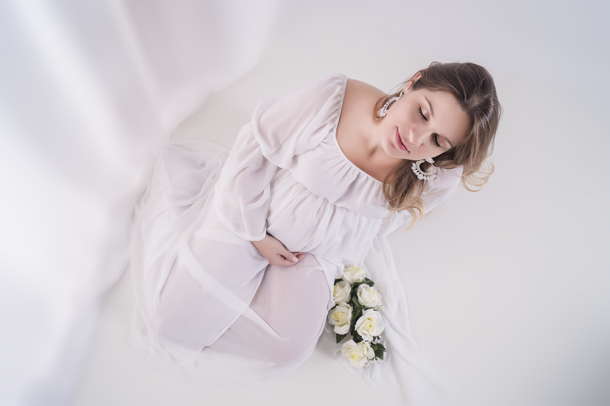 gestante deitada de branco