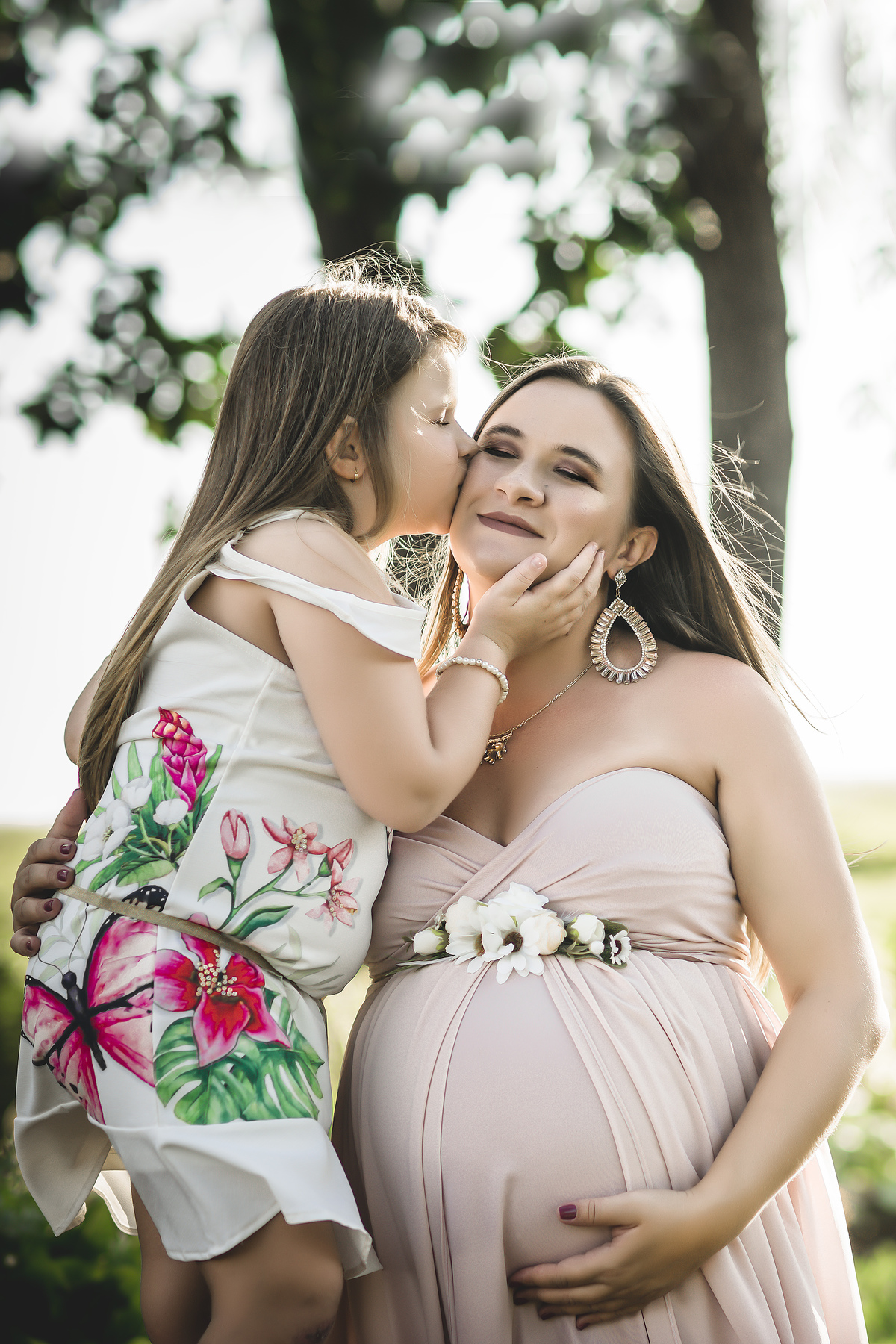 FILHA BEIJANDO GESTANTE