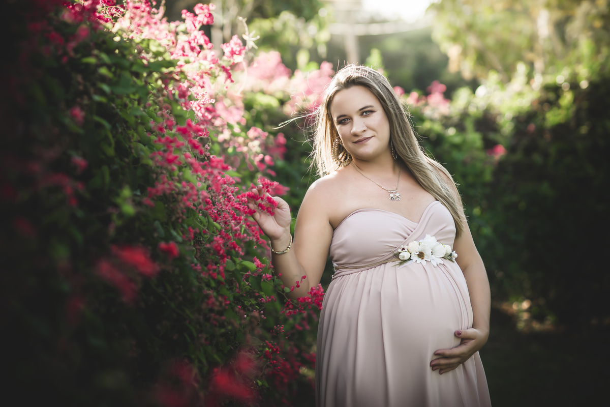 GRÁVIDA ENTRE AS FLORES VESTIDO NUDE