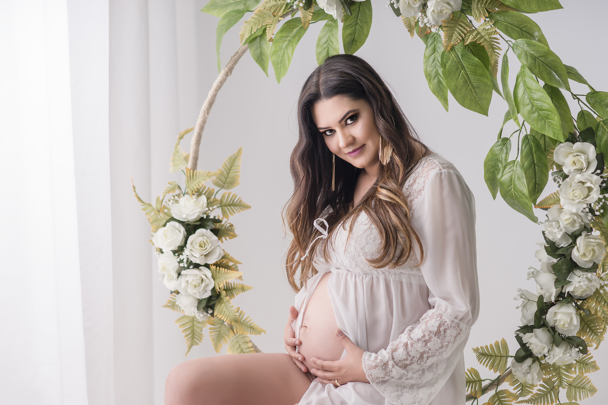 grávida no balanço de flores