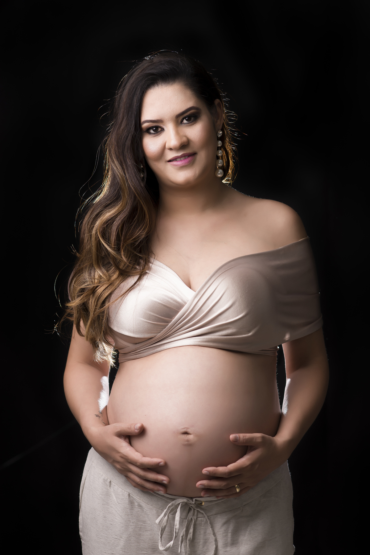 grávida fundo preto