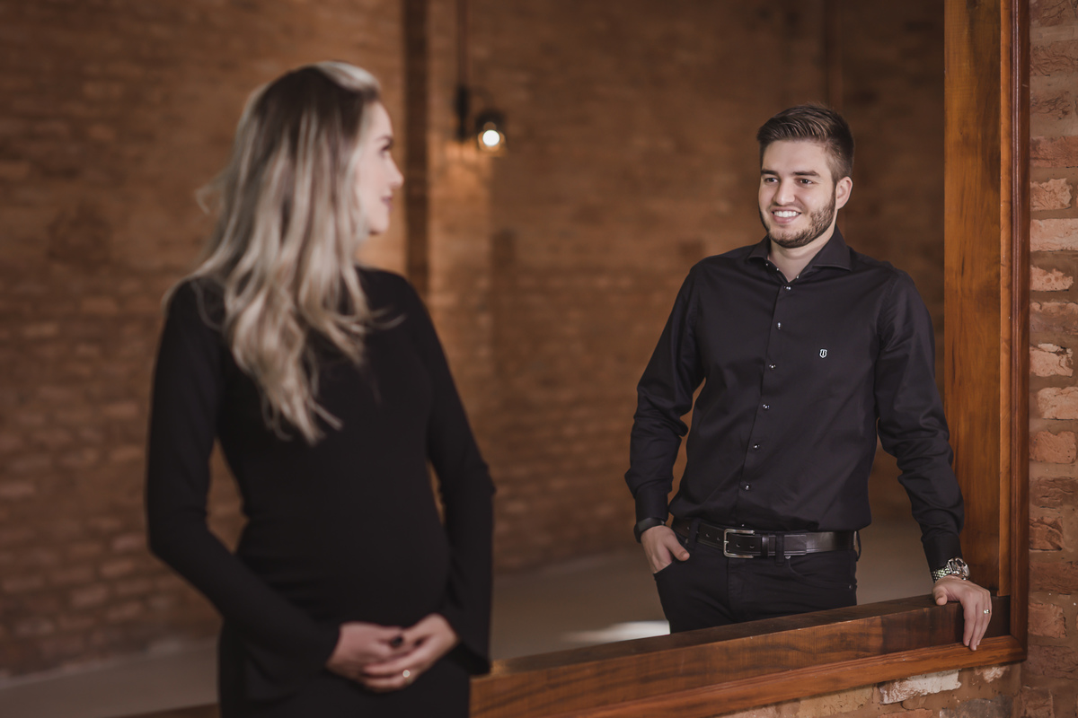 casal gestante parede rústica