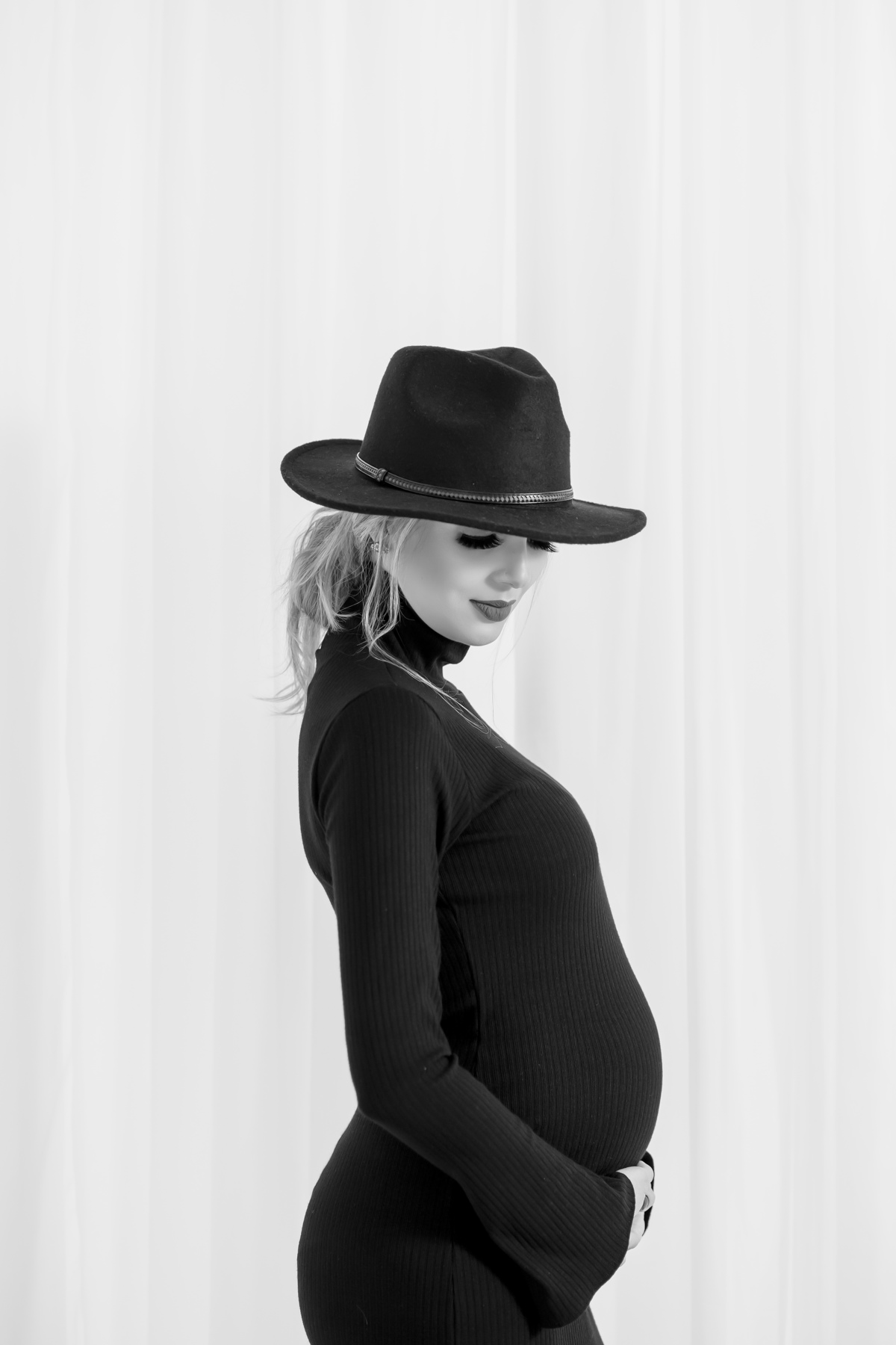 gestante estilosa de chapéu