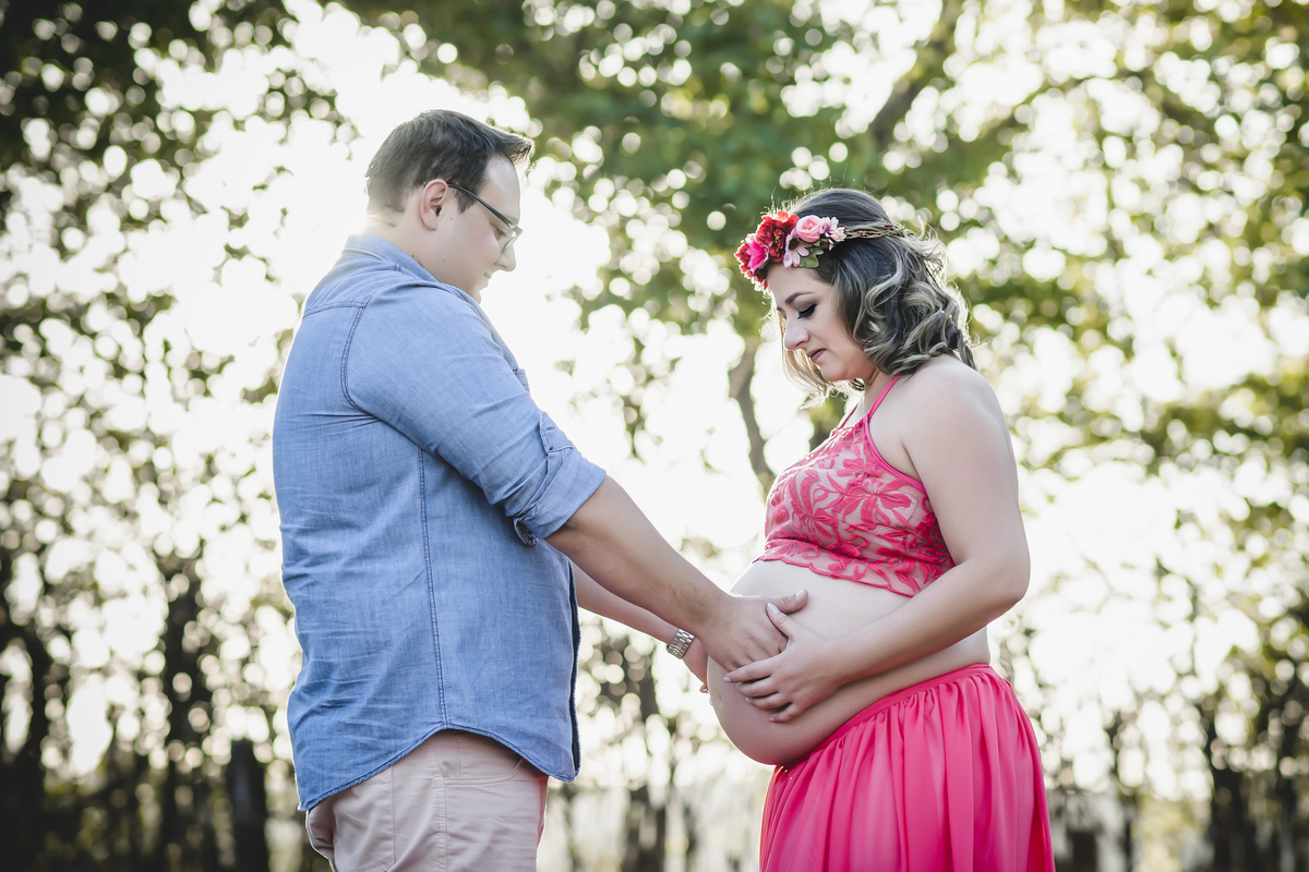 pai com a mão na barriga grávida