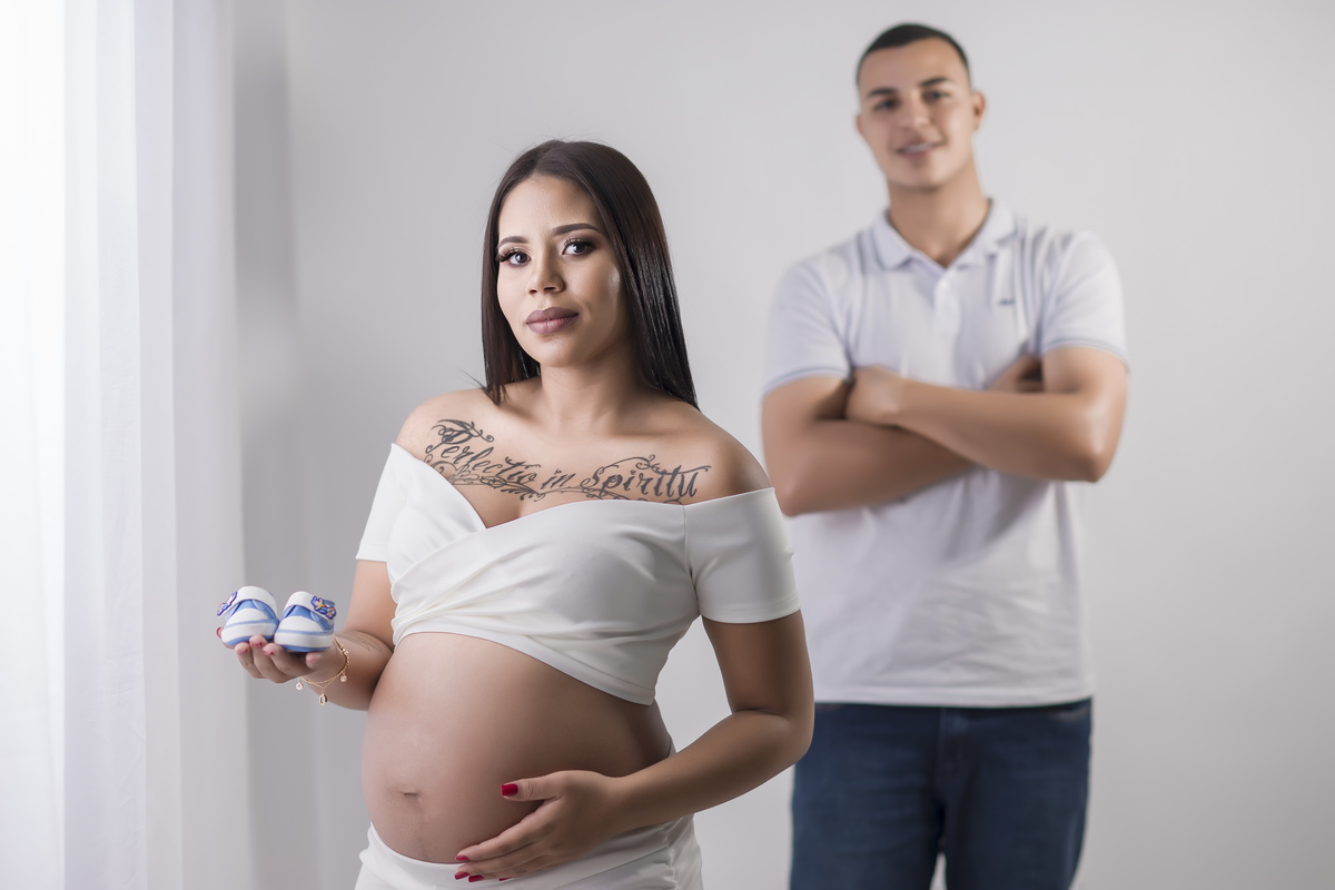 grávida segurando sapatinho