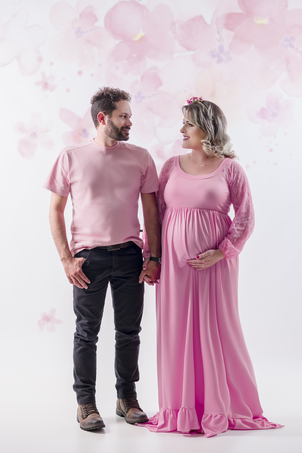 gestante de vestido rosa