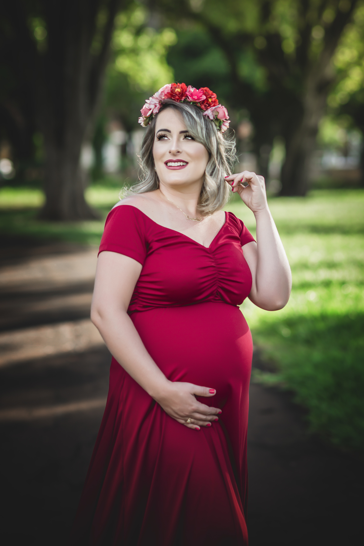 grávida com vestido vermelho