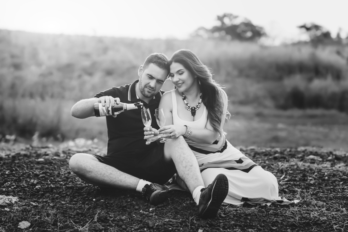 ensaio de casal estourando champagne