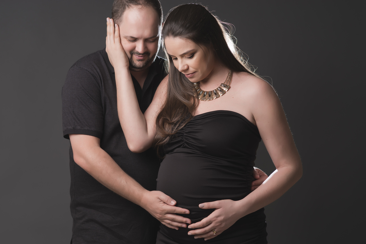 papai segurando a barrida da mamãe