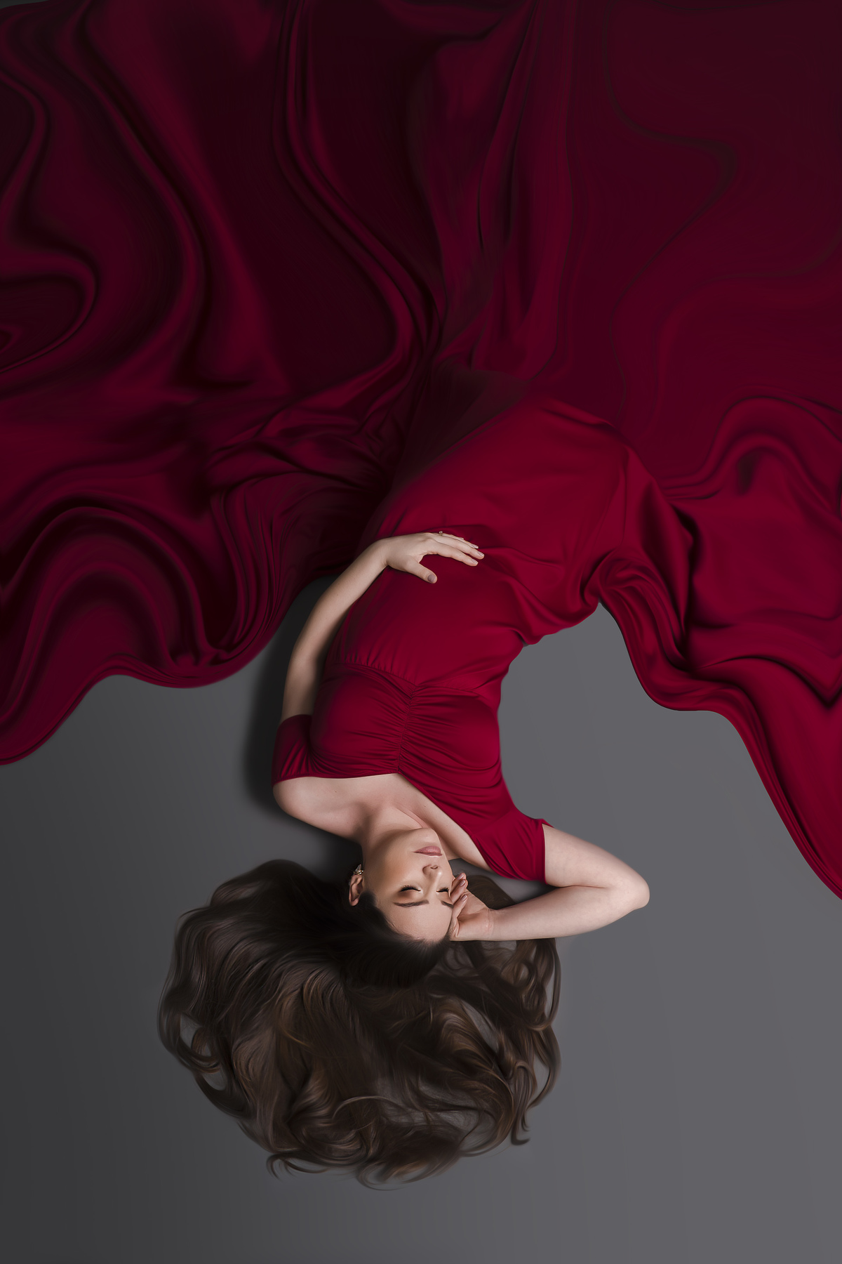 gestante deitada de vermelho