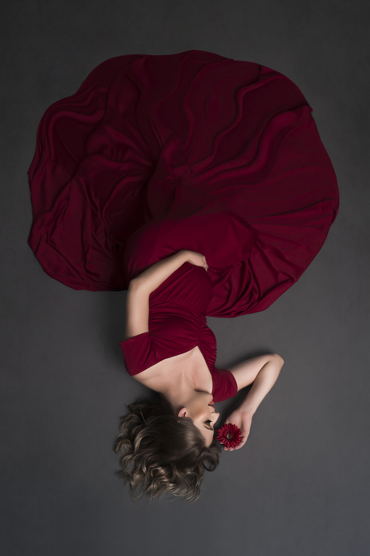 gestante deitada de  vermelho