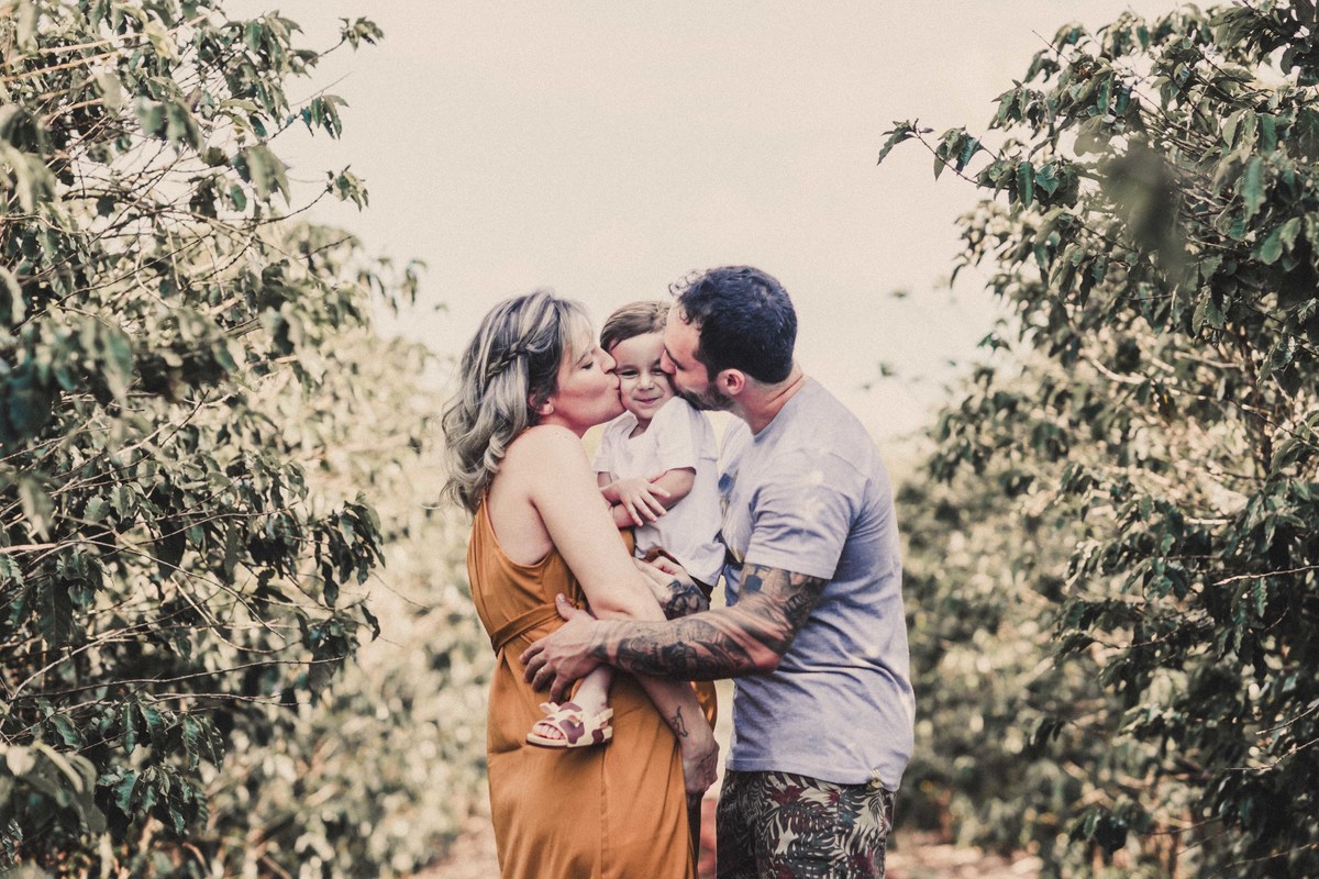 grávida beijando o filho