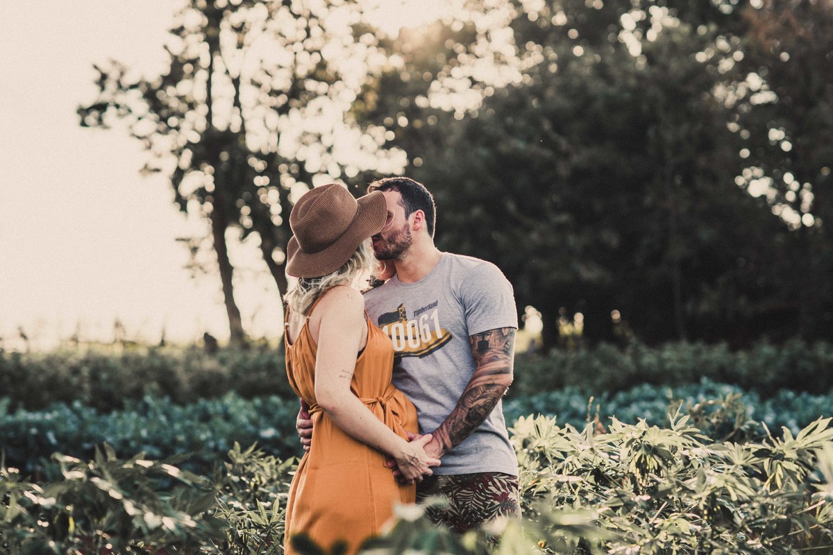 grávida beijando marido