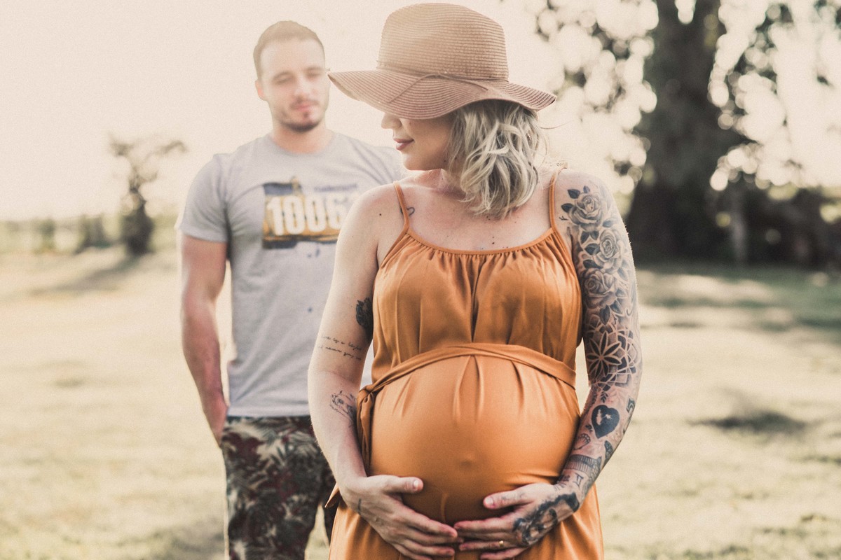 gestante no pôr do sol