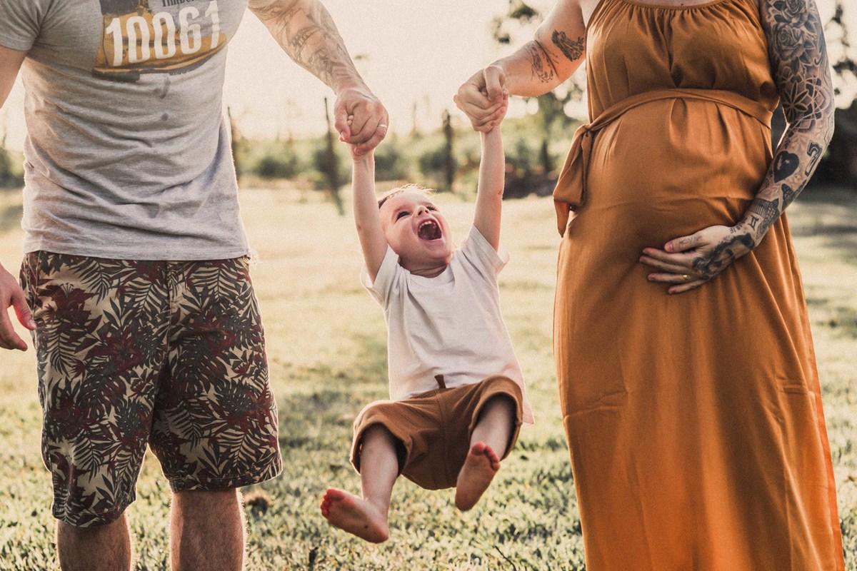 fotografia de casal levantando filho