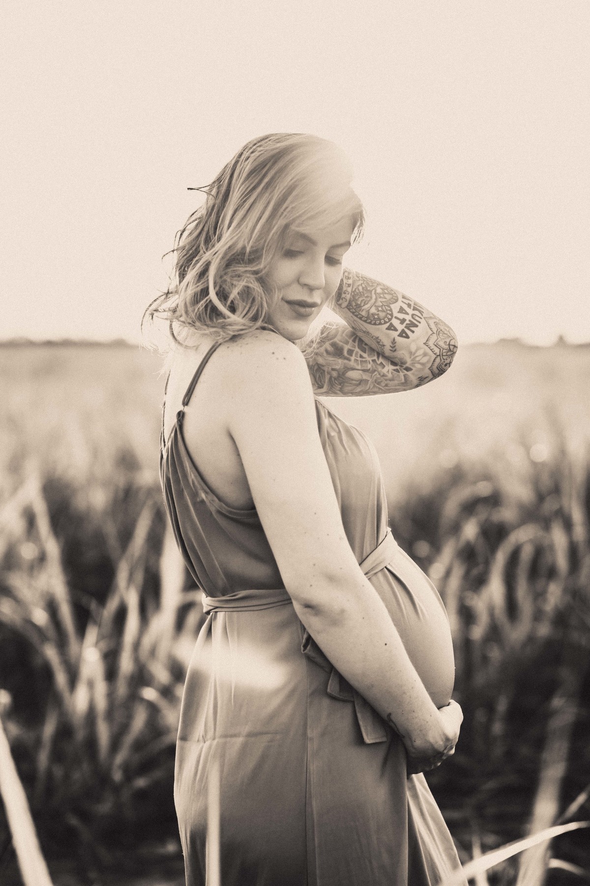 fotografia em preto e branco de gestante