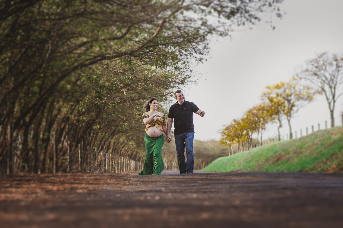 gestante andando na estrada
