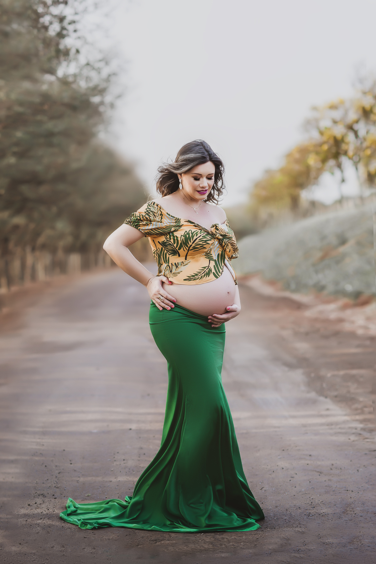 grávida com cabelos ao vento