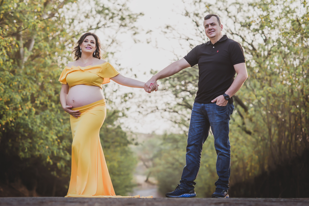 grávida e marido dados as mãos