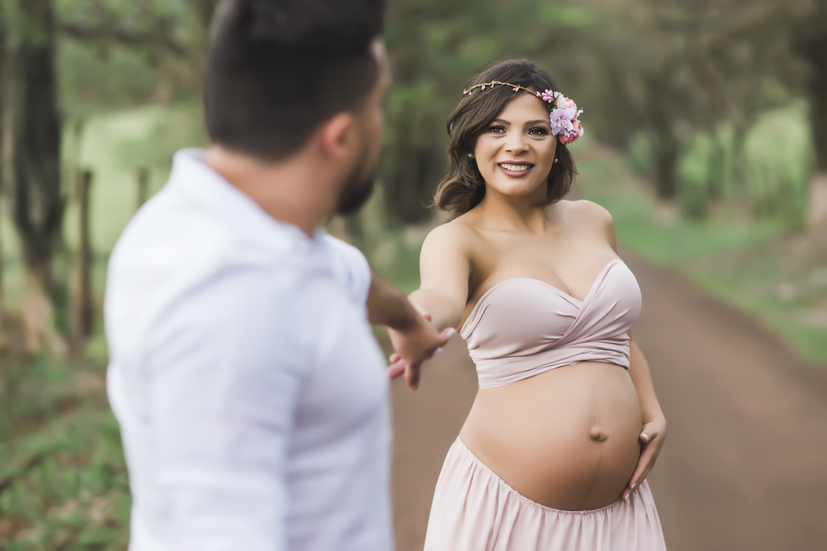 grávida com mão na barriga