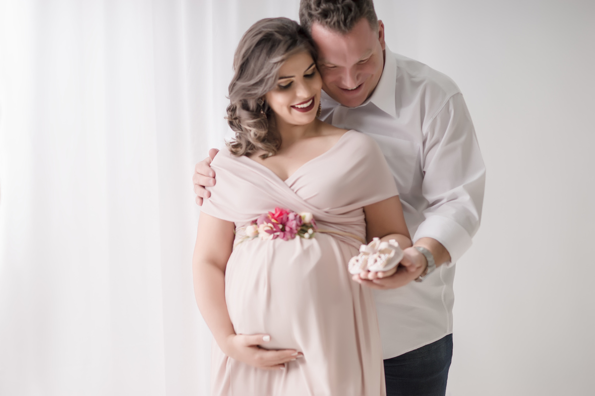 casal esperando uma menina
casal segurando sapatinho