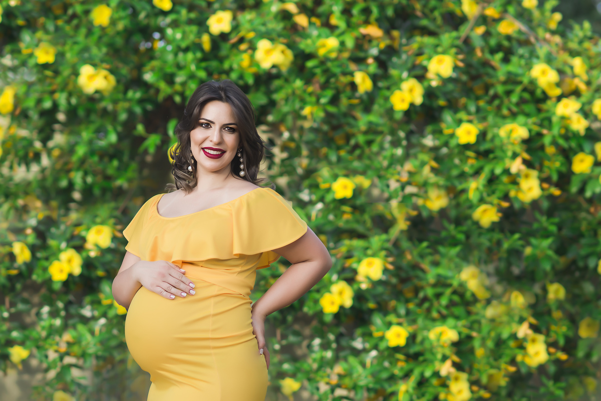 grávida entre as flores amarelas