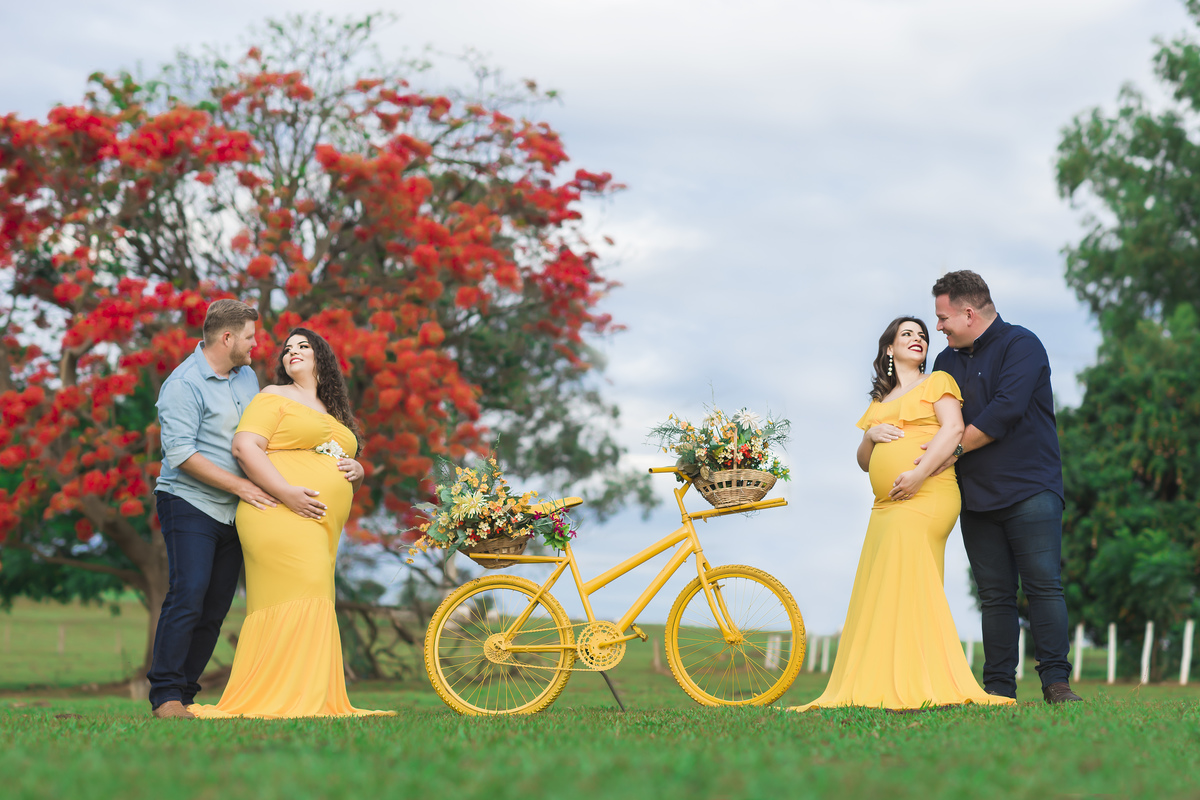 Grávidas de amarelo e flores