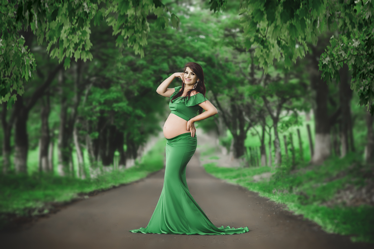 grávida de vestido verde