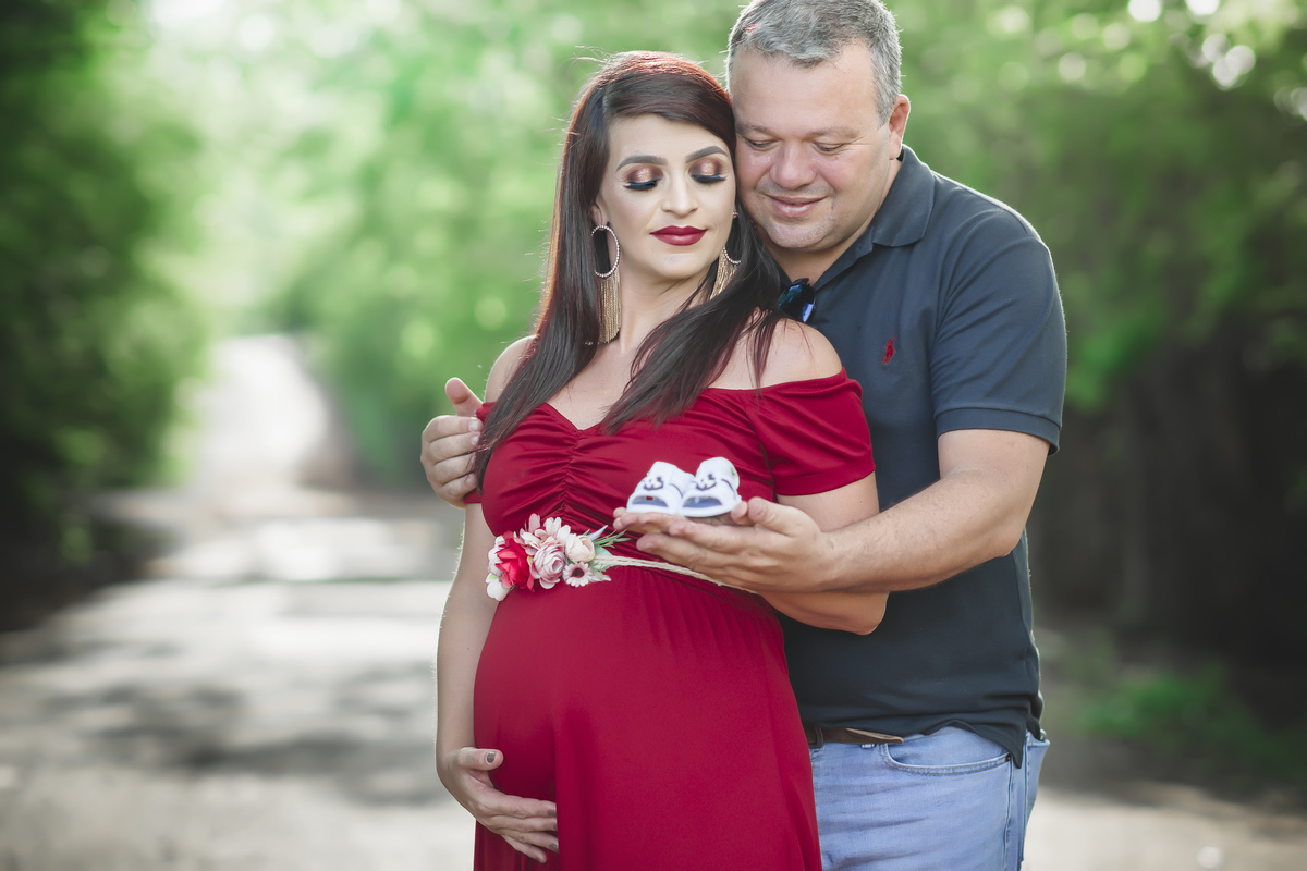 grávida segurando sapatinhos com marido