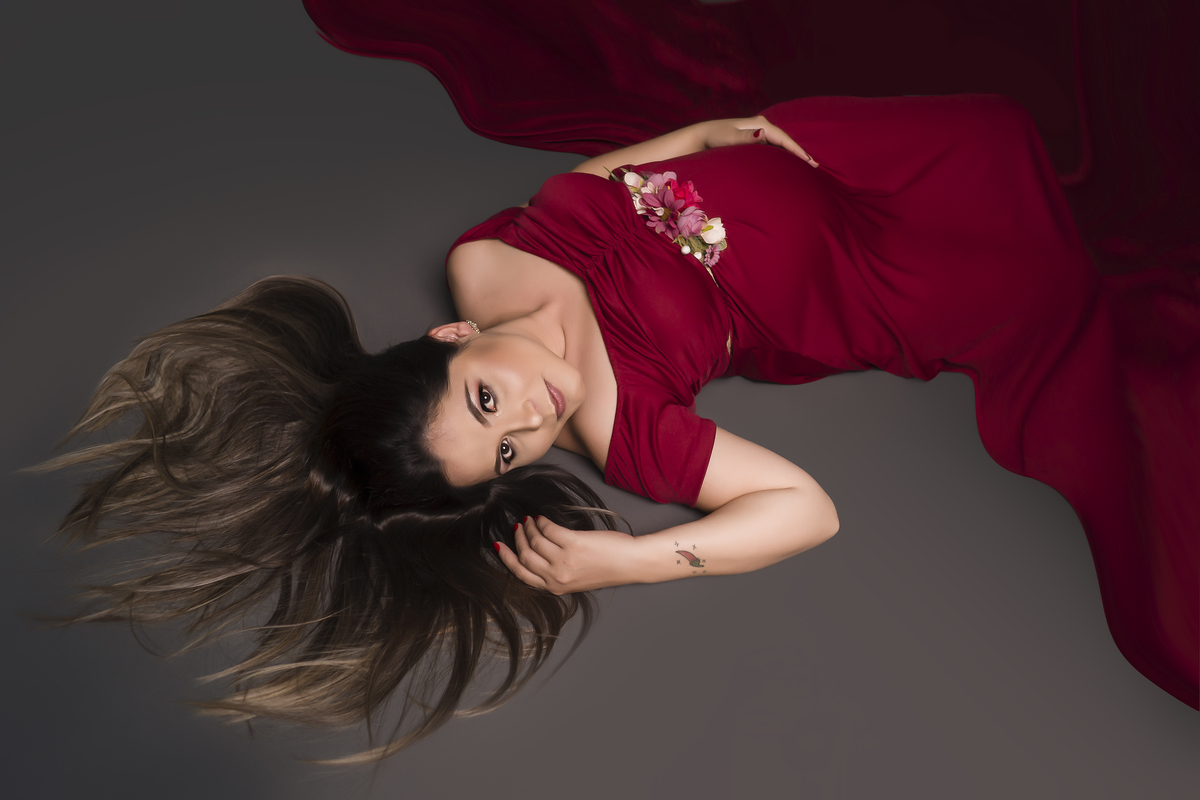 grávida deitada de vermelho