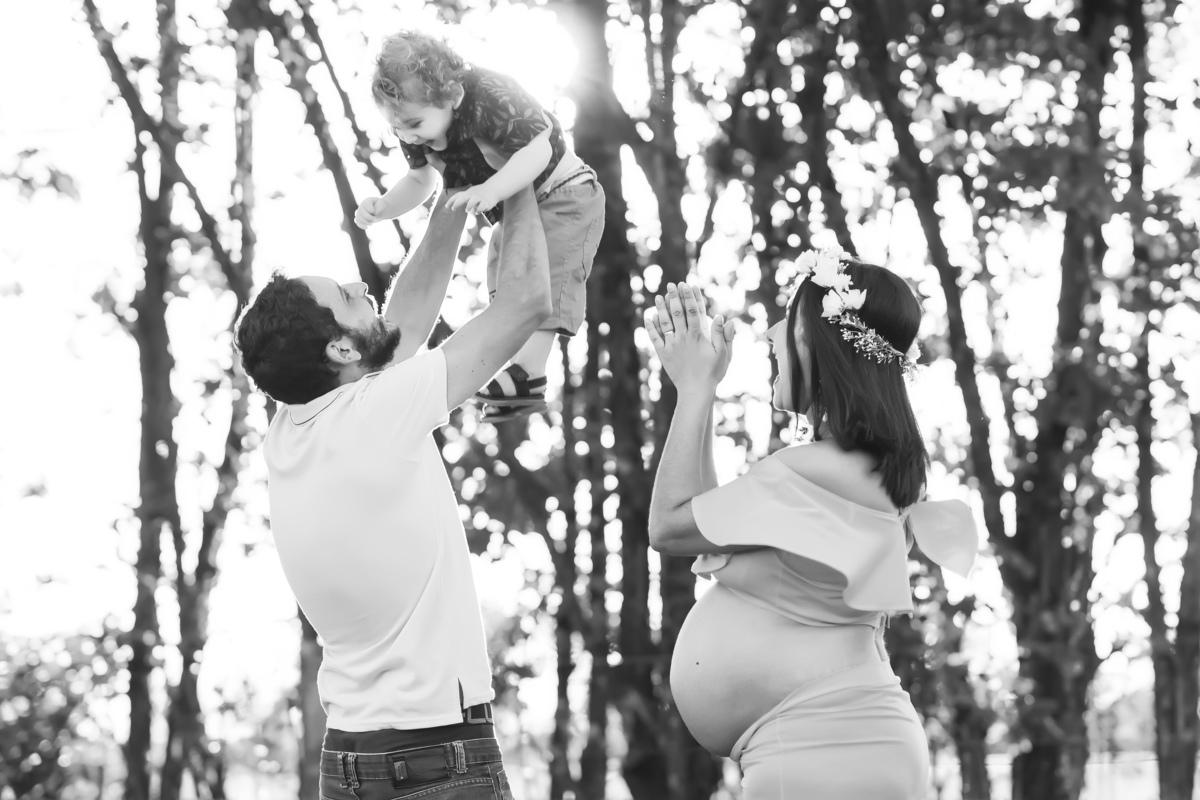 papai erguendo bebê