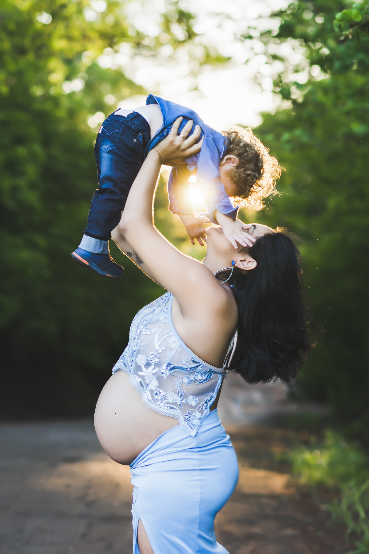 mamãe levantando bebê